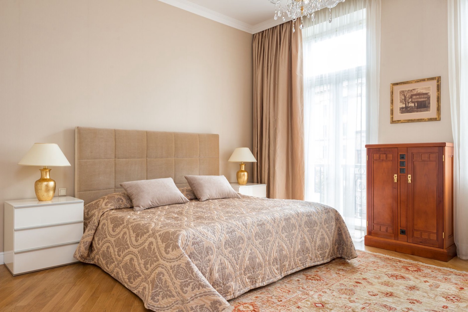 Rug positioned under the lower part of a bed so it shows on three sides