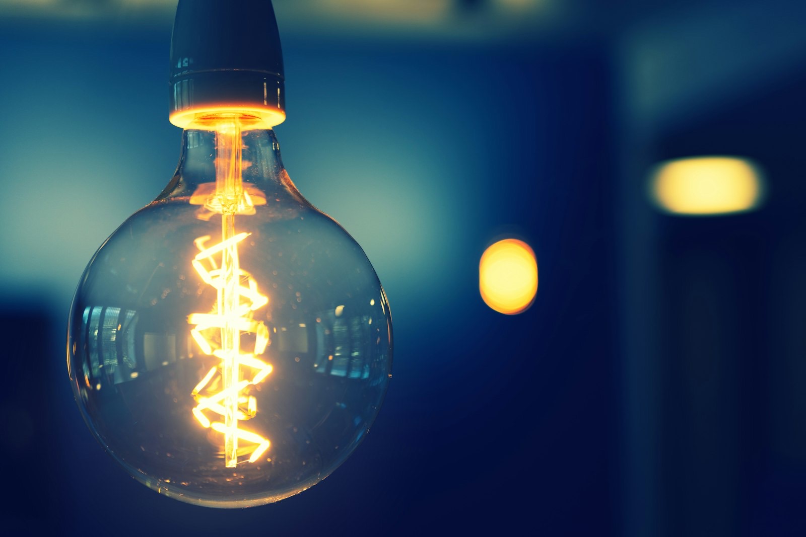 Warm white bulb, the colour temperature best suited to living spaces