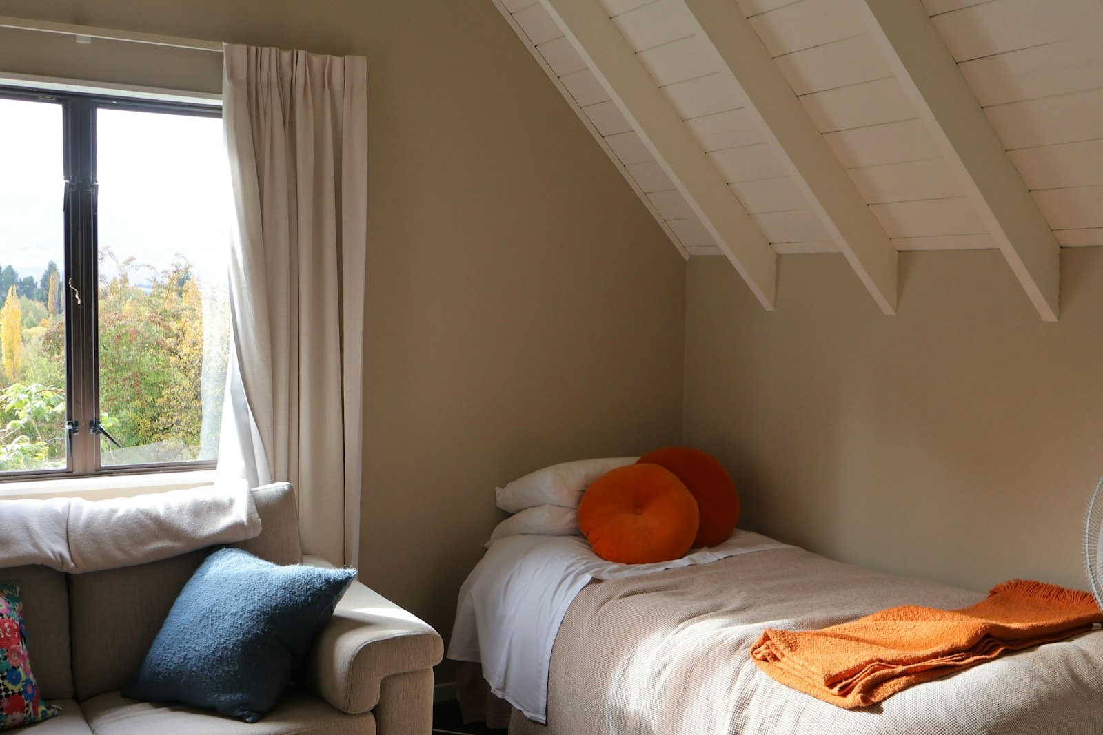 Futon laid flat as a bed, the position that suits thicker mattresses