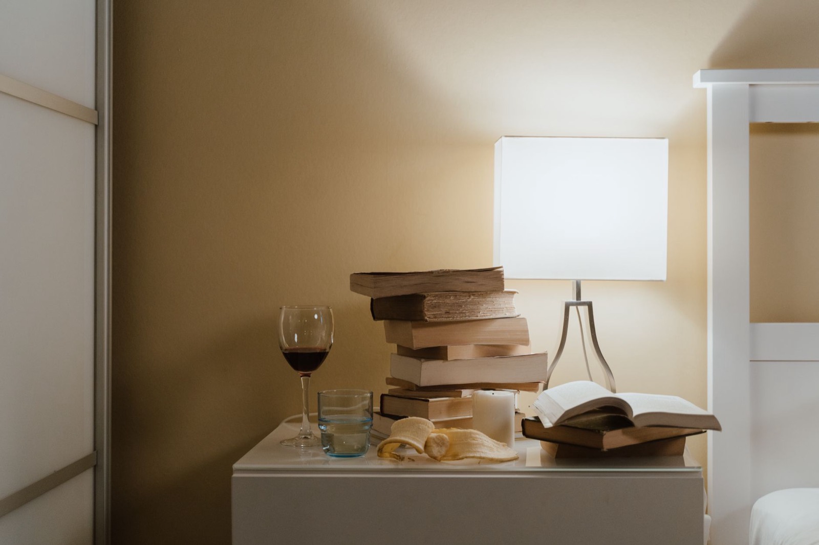 Bedside table with a reachable lamp, water and a small dish for a watch