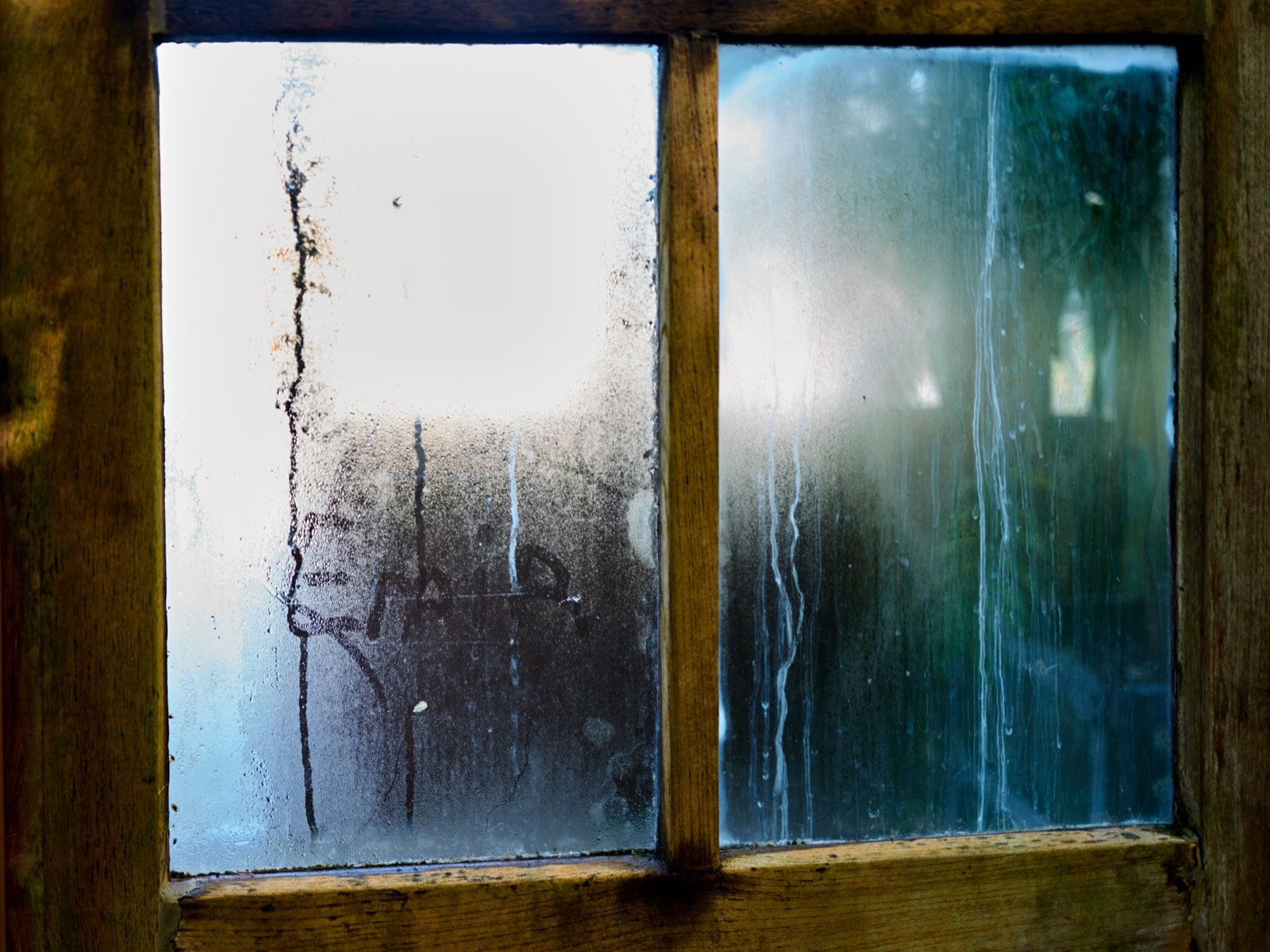 Condensation on a window, a sign of the indoor humidity that makes wood furniture move