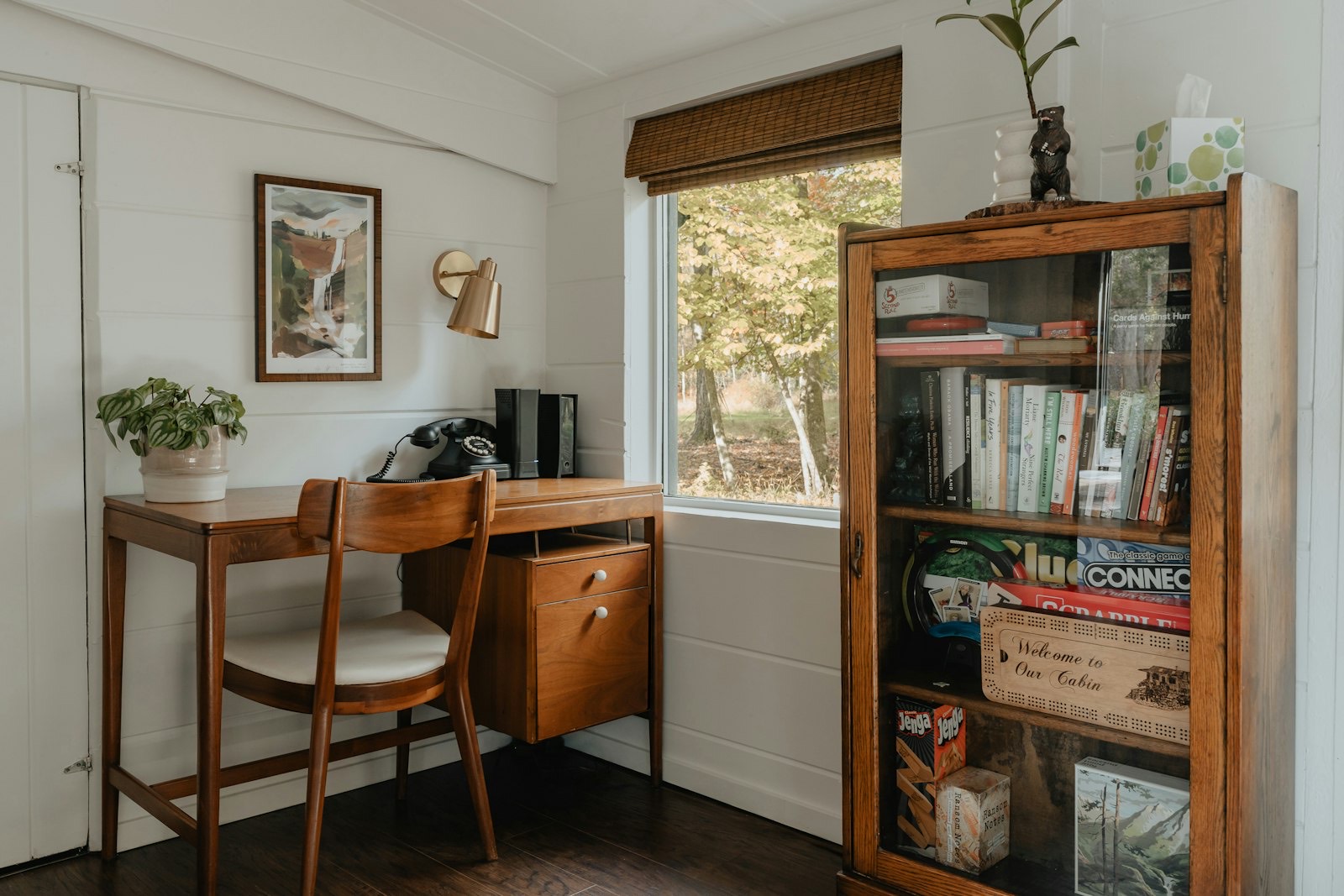 Lateral cabinet whose top doubles as a surface in a home office