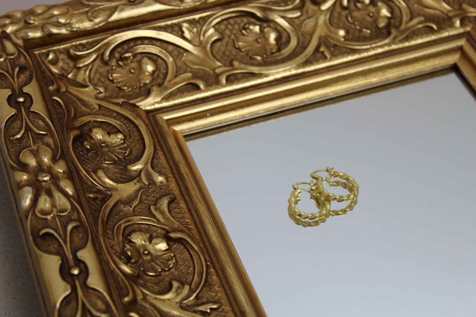 Detailed mirror frame, where width reduces the usable glass area