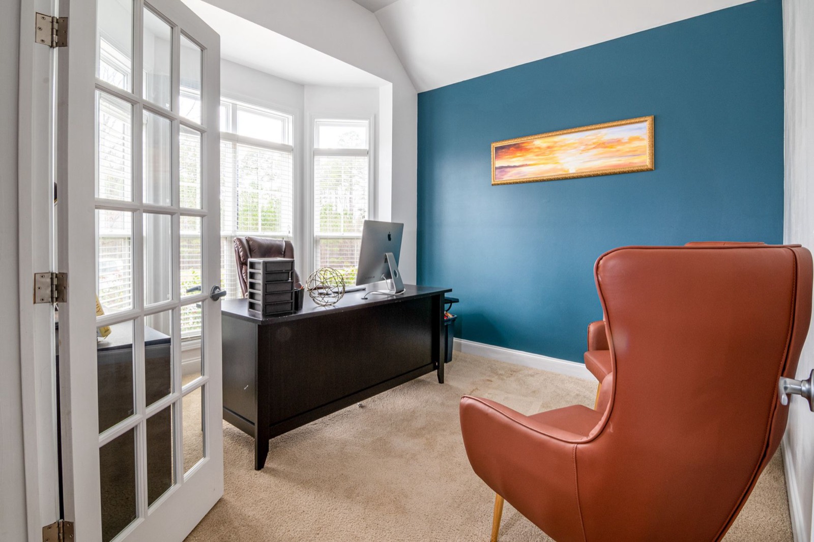 Office chair and desk, the pair most worth choosing independently