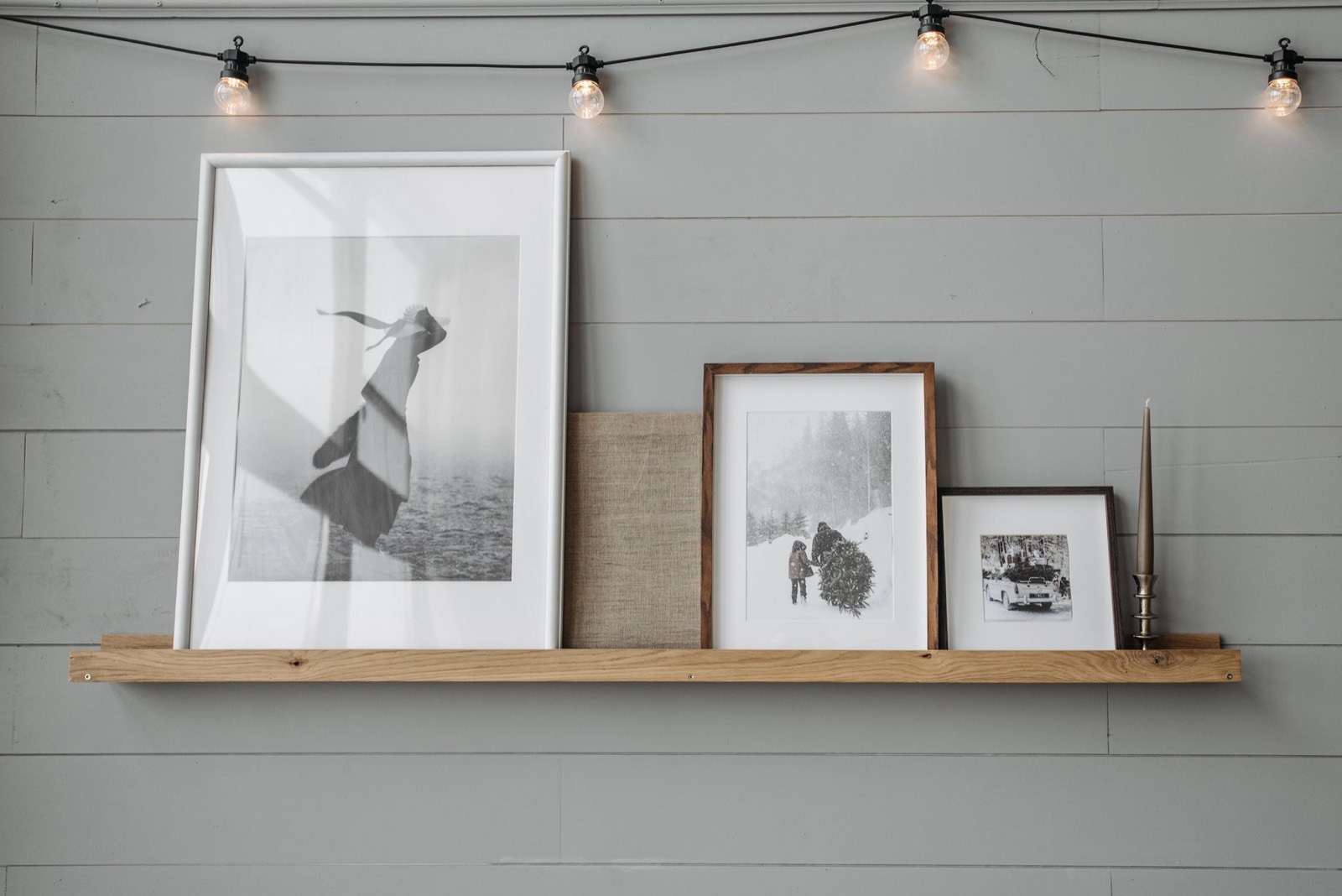 Frames leaning on a picture ledge, an arrangement that can be changed without new fixings
