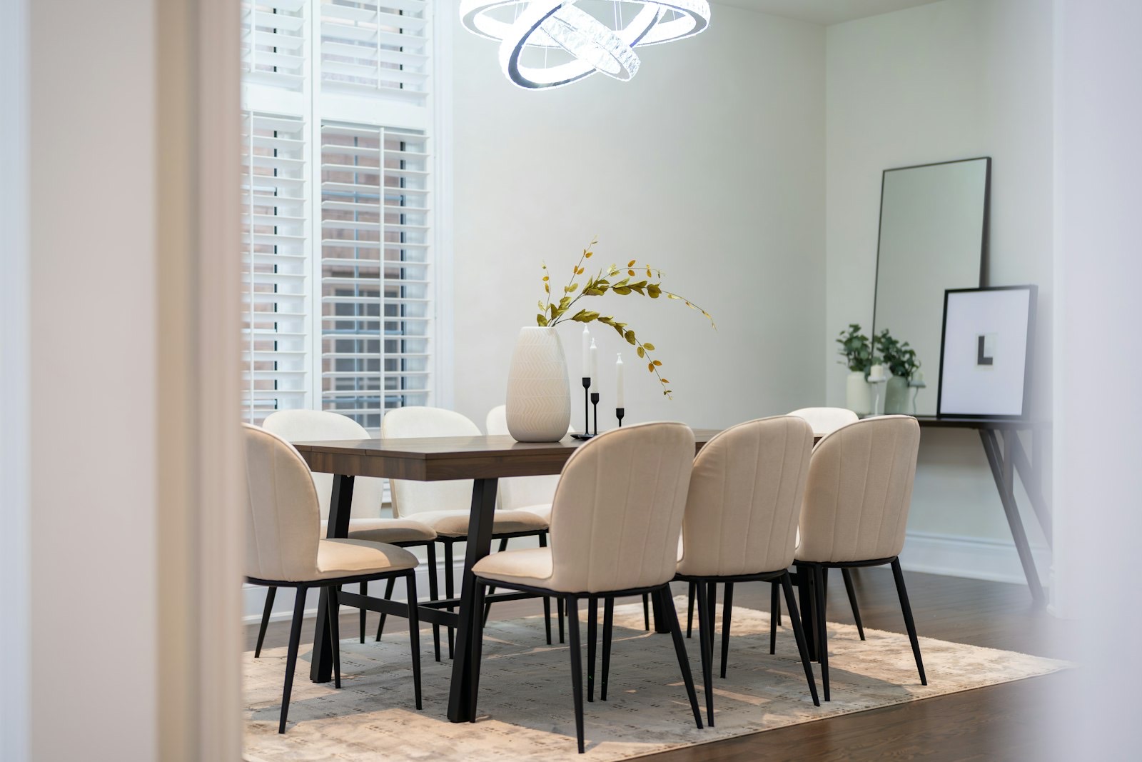 Upholstered dining chairs, the most comfortable option for long meals